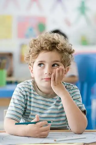 模特-花瓣网|陪你做生活的设计师 | 坐在窗台上的外国小孩