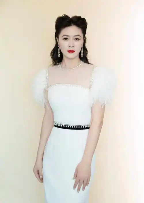 田海蓉身材保持真好,穿横条纹紧身裙优雅大方,是45岁该有的模样