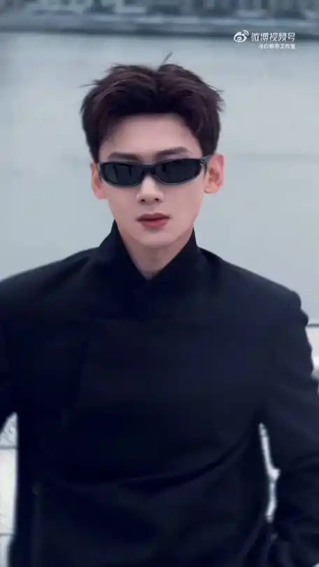 白敬亭全黑墨镜大片,几何光影间,解构摩登新时尚,酷帅值直接拉满