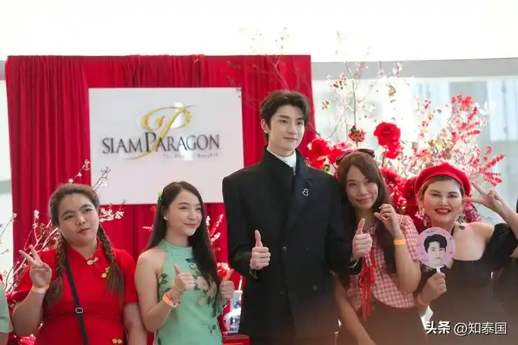 中国男星林一现身暹罗百丽宫送新年祝福!泰粉挤爆商场