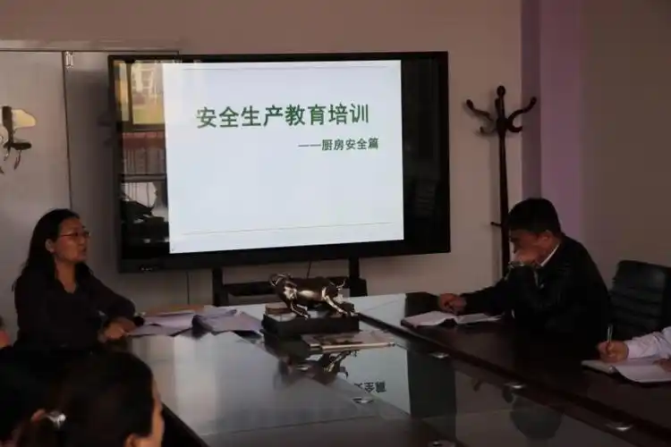 二连浩特市民族幼儿园开展厨房安全生产操作规程培训