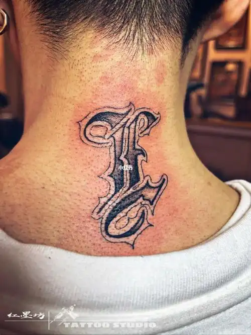 哈尔滨红墨坊纹身魁宇作品哥特花体l