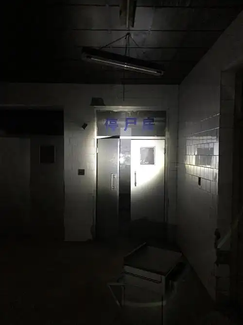 但以前一直找不到停尸房,一直觉得应该在一层或者地下室之类的某个