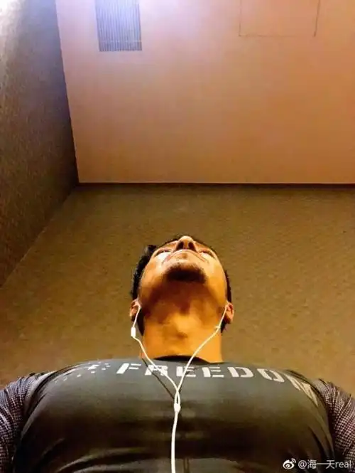 演员海一天在微博上晒出自己的健身照,胸肌注目,这样的好身段征服网友