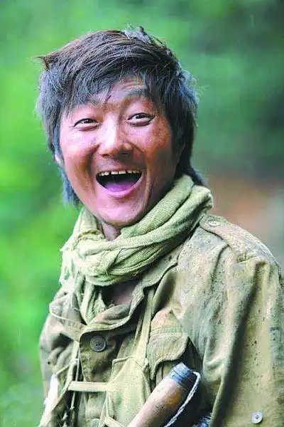 丑男也有春天!王大治睡服董洁后又搭上黑丝美女