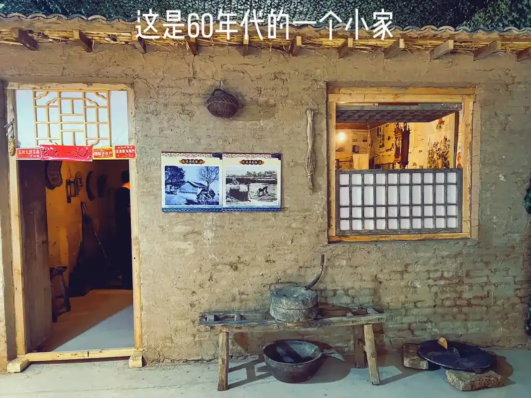 这是一个60年代的一个小家,屋内用报纸糊墙,彩色杂志是色彩的 - 抖音