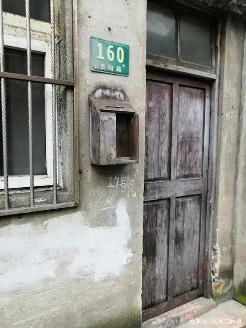 上海杨浦区街拍:老街每一扇门每一块门牌号的背后都会有一个故事