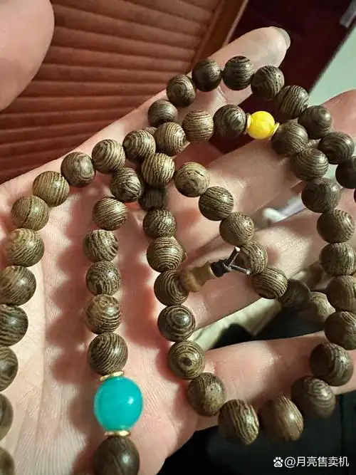 鸡翅木手串  表弟之前给我这串鸡翅木,庙里已开光,一直没戴,昨天拿