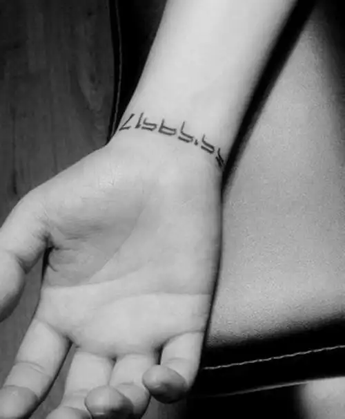 男士个性手腕部纹身