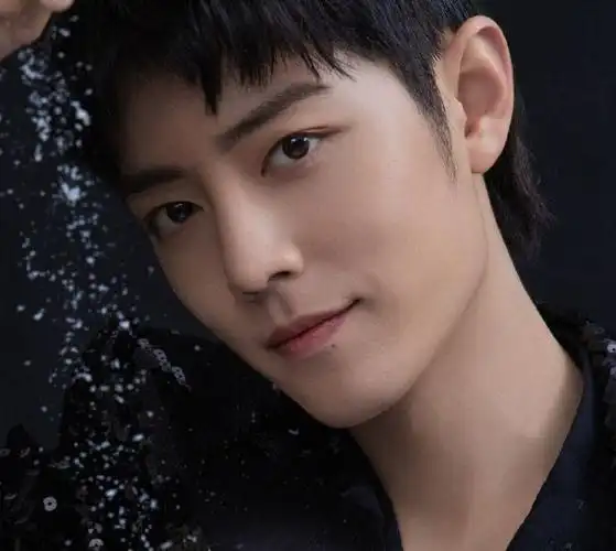 肖战东方卫视跨年造型复古风西装搭配利落的短发帅气逼人