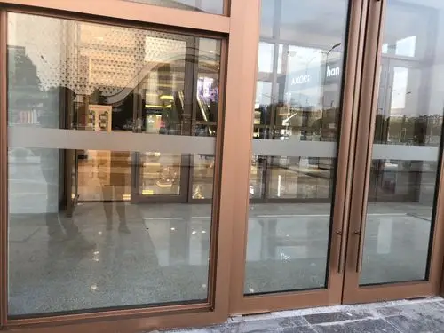 商场大门玻璃腰线张贴