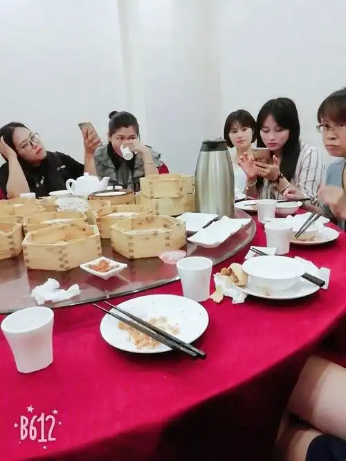 美女同事们的开心聚会,友谊长存.不管天涯海角我心有你