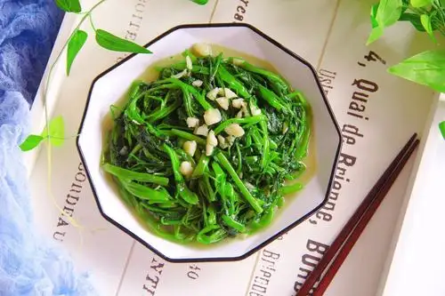 以上是米妈做【腐乳蒜蓉空心菜】分享,如果你对这道菜有什么不同的