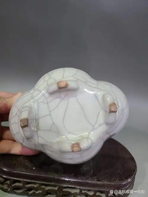 哥窑月白釉海棠四足笔洗「旧藏」长12.5cm宽11cm高8.5cm