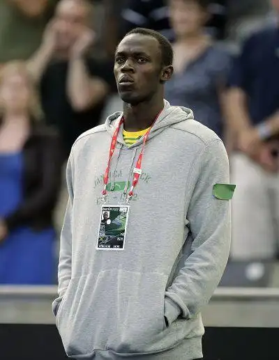 图文:200米复赛博尔特轻松晋级 着长袖登场