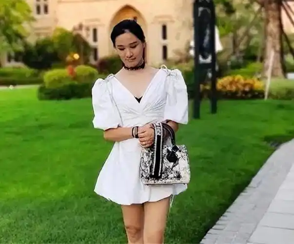 杜锋妻子近况辞去公职创业成功独自带三个娃夫妻分居多年