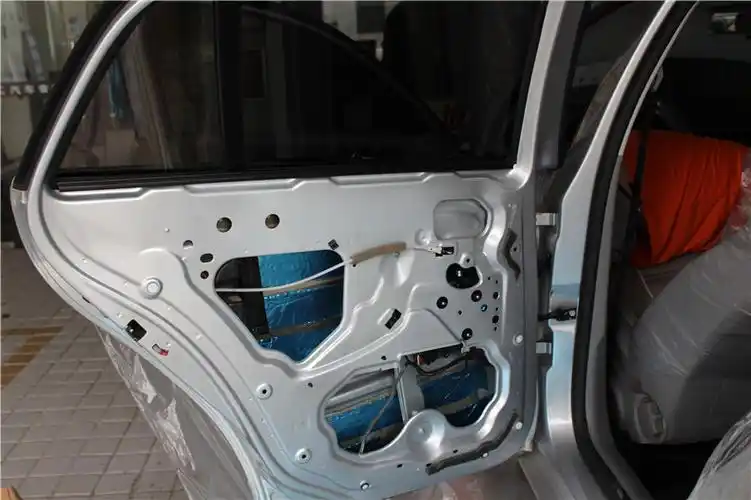 拆卸汽车门板和座椅,不一会的时间就把整个宝来拆的"