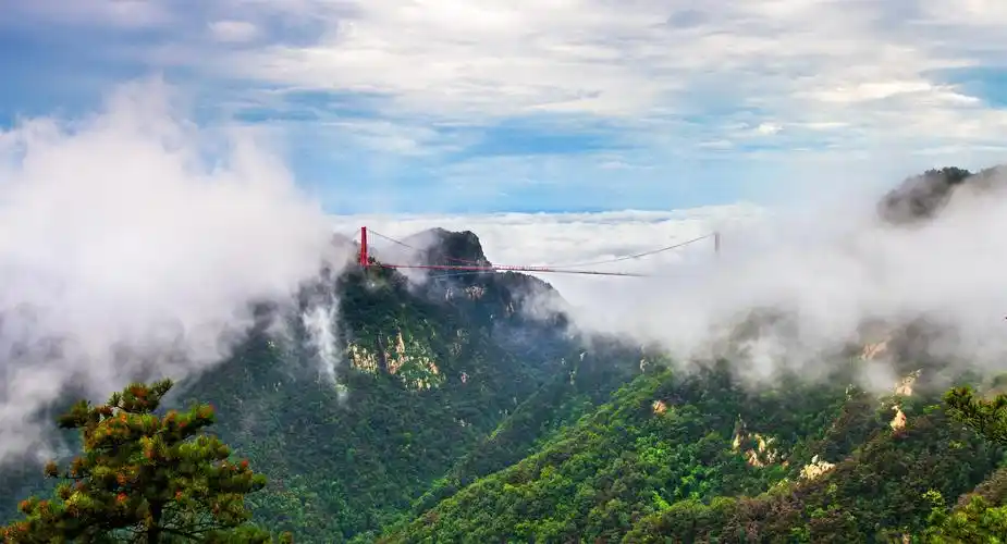 这里不仅有壮观的峰峦,清澈的溪流,还有古老的村落和丰富的美食