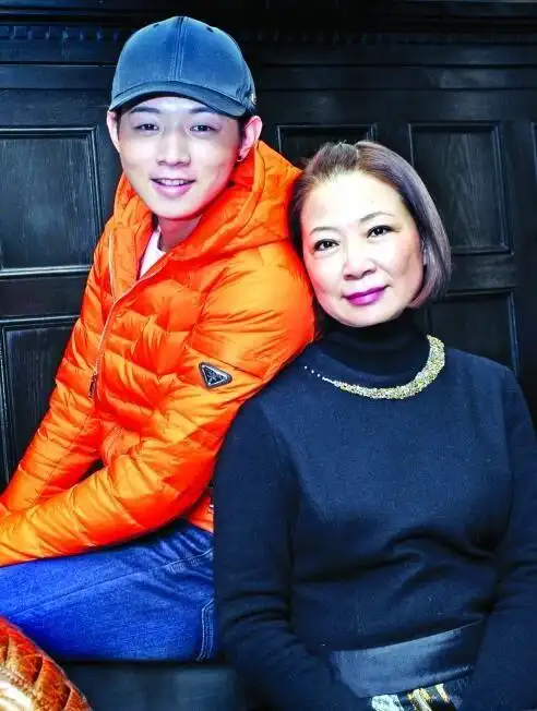 火风与老婆姜华全家福近照  和前妻离异的背后