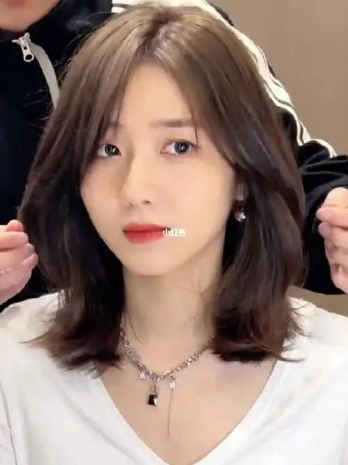 颧骨高的菱形脸最适合的层次感发型