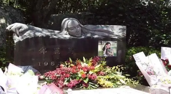 悲情邓丽君客死异乡,遗体上的红色伤痕和针孔,让人怀疑死亡原因_网易