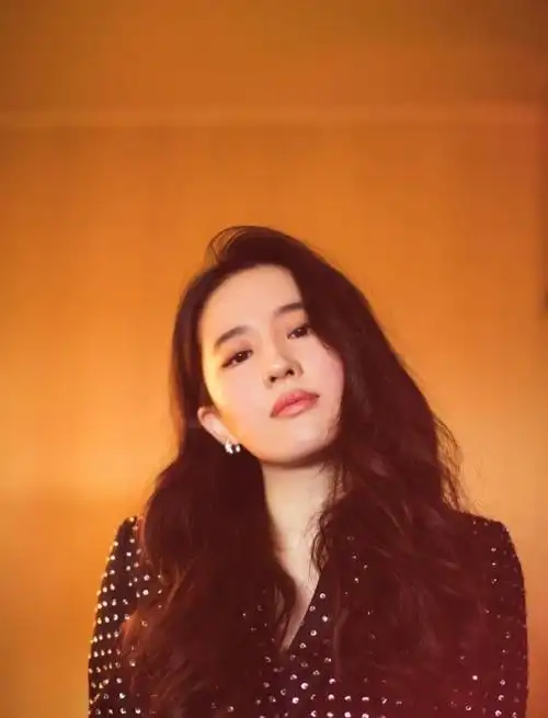 刘亦菲穿镶钻西装干净利落 360度死角超美