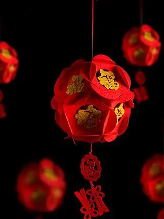 i>室 /i> i>内 /i>黑色背景下的 i>春 /i> i>节 /i>福字喜庆红灯笼