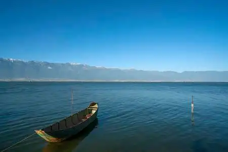 湖上水面上的小船照片