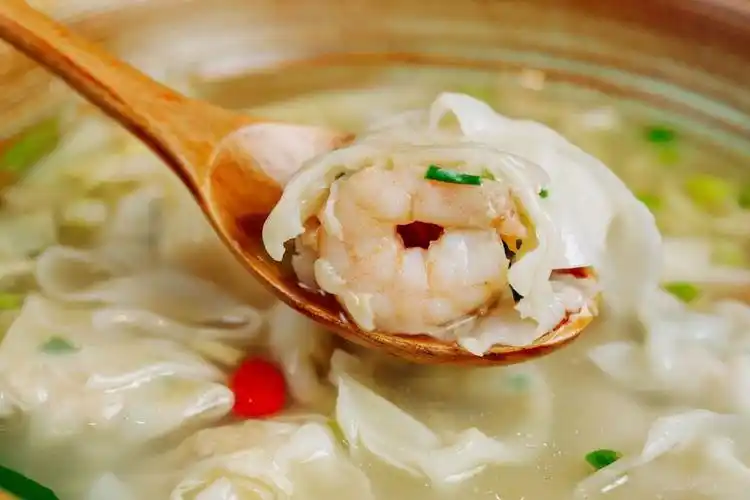 热乎乎的馄饨个大皮薄,只只都有整条鲜虾在内,q弹饱满;精心熬煮的高汤