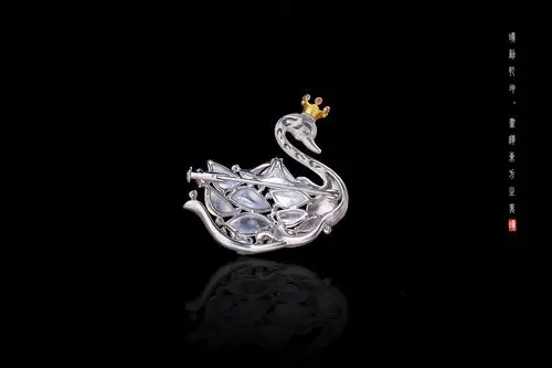 蚂蚁珠宝·原创设计| 18k金镶嵌翡翠·天鹅胸针吊坠两用