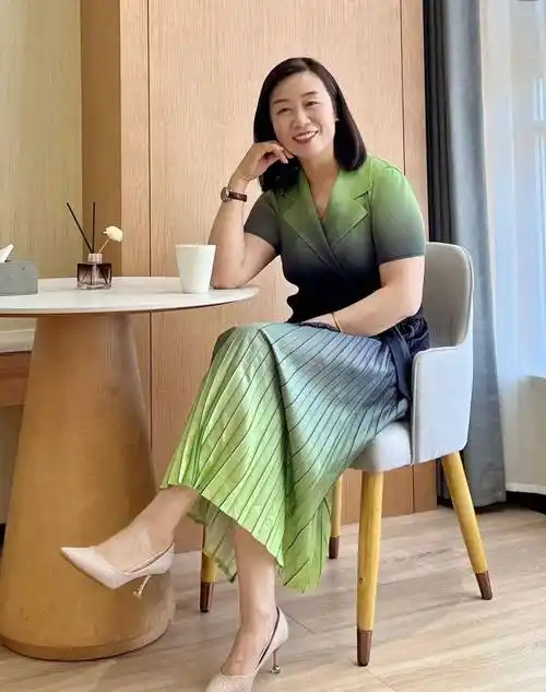 真正正常的中年女人夏天不会穿这2条裙子,而是另外3条优雅精致的