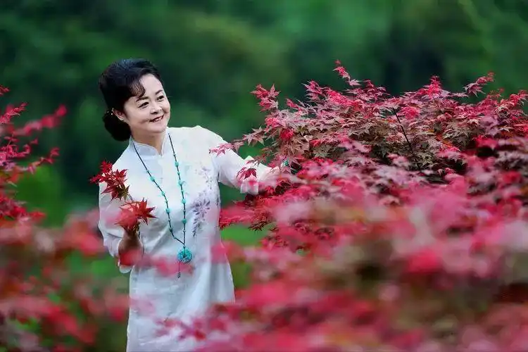 中年女性拍照显瘦的5个技巧,姿势优美容易学,方法简单记得住_腾讯新闻