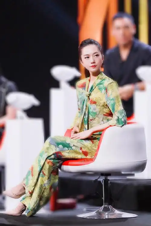 张静 央视财经主持人 玉足/美腿/美脚. 来自明星玉足长腿 - 微博