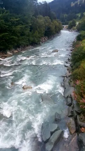 阿尔卑诗山上流淌下来的河水,河面幽幽泛着绿光,粼粼微波显得十分恬静