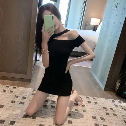 气质2021春装新款名媛女神范衣服斜肩吊带包臀连衣裙