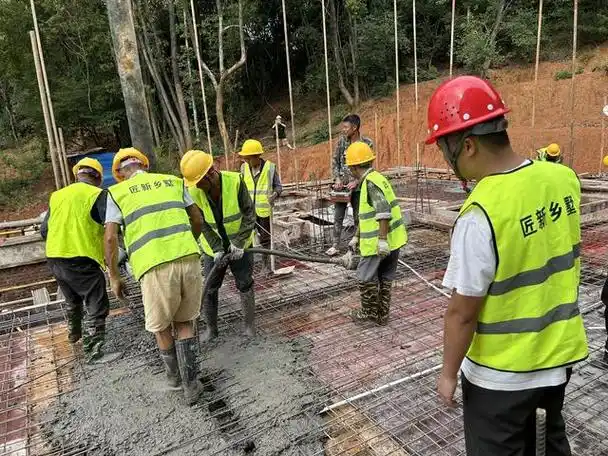 选择合适的混凝土:浇筑楼板时需要使用高质量的混凝土,一般建议使用