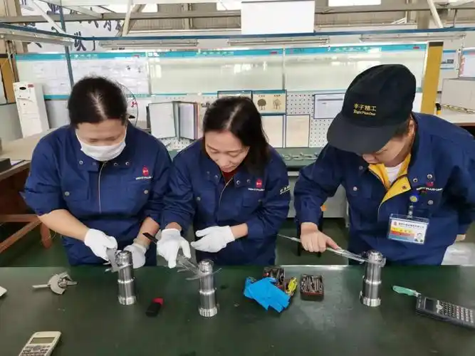 车间里来了新员工与一线职工交朋友认师傅