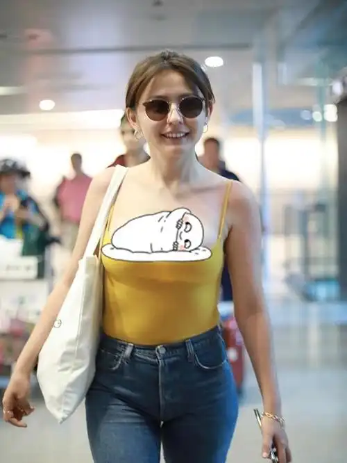热依扎过分招摇后,又一身白色半透吊带现身机场,还偶遇雷佳音