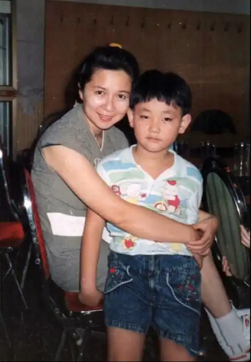 小龙人陈嘉男近况曝光身材健硕变化大开车玩漂移男人味足