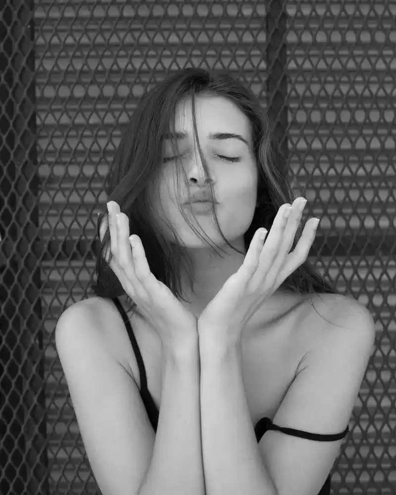 除了大胆sarah curr还有一点异于常人的就是她的身高 资料显示看起来