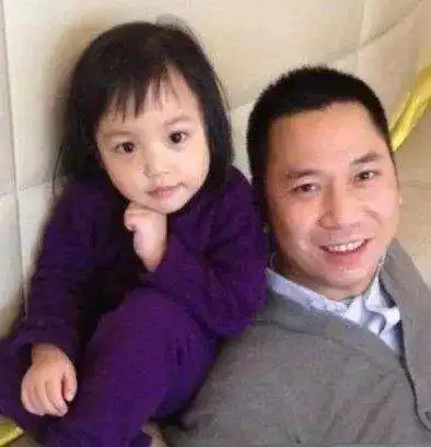 黄有龙与前妻的儿子近照曝光瞒都瞒不住赵薇急得像热锅蚂蚁