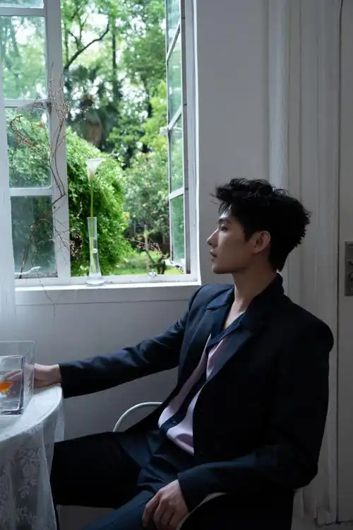 来自杨洋今日的帅气亮相 !