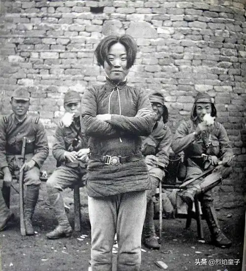 当她知道自己要被杀害的时候,她双手插着腰.