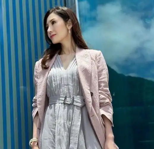 李嘉欣慈善晚宴穿黑色西装被赞好看金色鞋子却惹争议