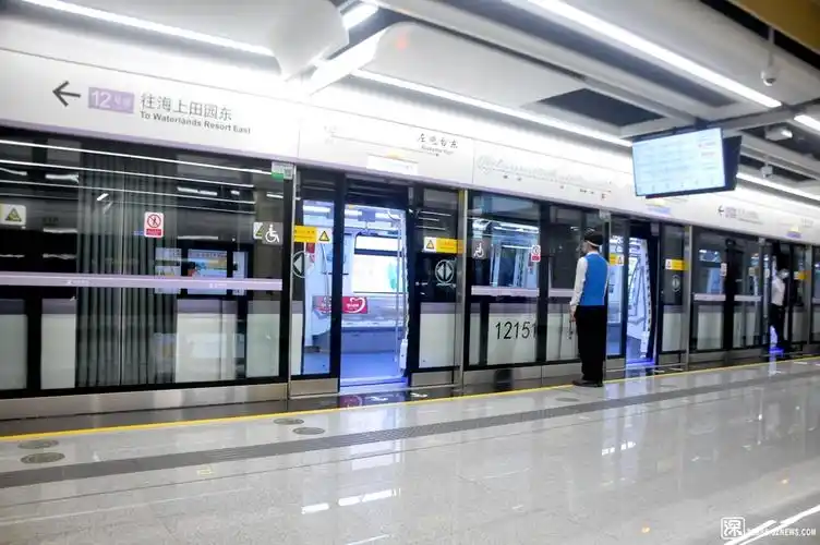 啊这是深圳地铁一十二号线路列车疾驰蛇口的历史时刻