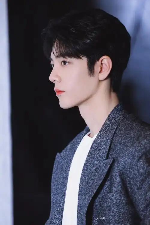 儒雅帅之神是你呀～  @x玖少年团肖战daytoy      #肖战低v针织内