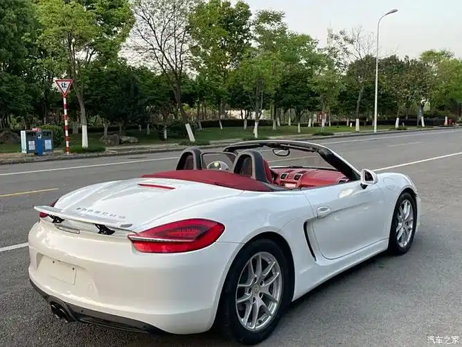 宁波保时捷boxster718敞篷白红 售价: 23.8万元