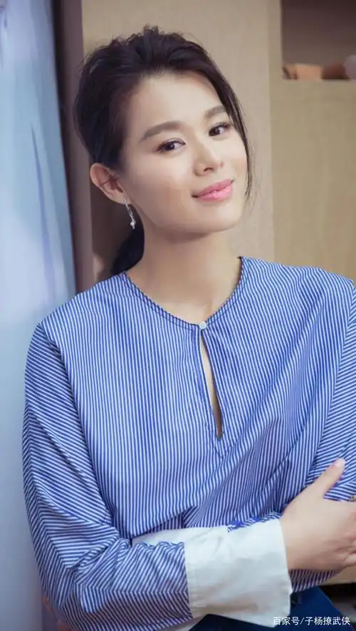 胡杏儿唯美迷人写真照,春风十里,不如你的美