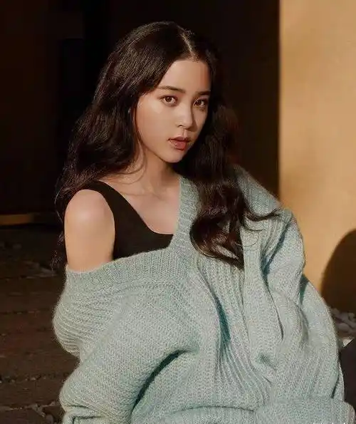 原创欧阳娜娜品牌写真照曝光穿大红色衣服配条纹西装撞色时尚吸睛