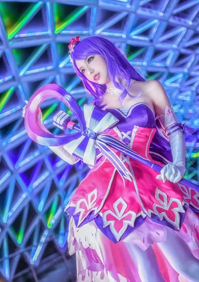 cos秀#偶像歌手版《王者荣耀》"王昭君"闪亮登场,非常时尚的"偶像"